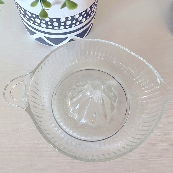 Vintage Heavy Glass Hand Juicer Reamer with Pouring Spout~Oranges Limes Lemons - Picture 2 of 6
